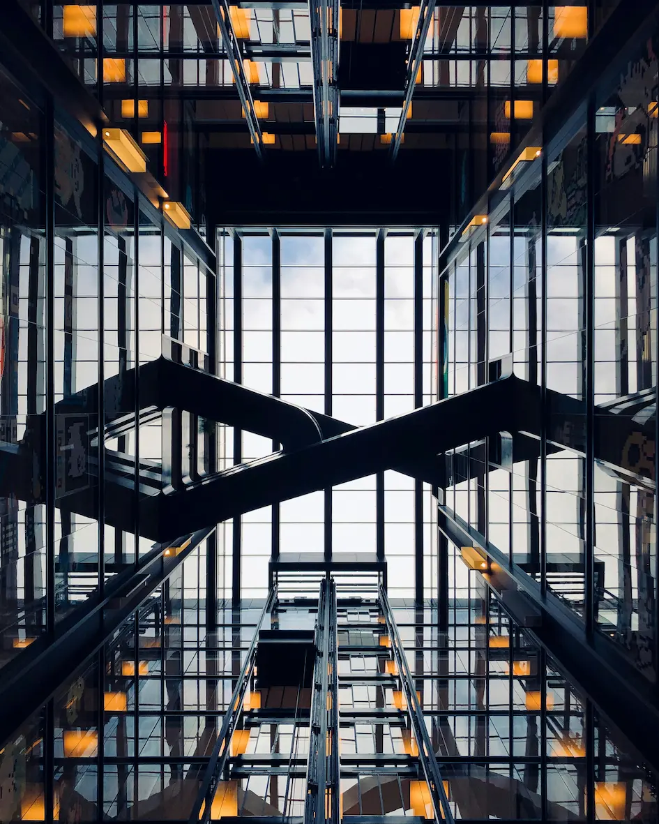 Architecture moderne illustrant les enjeux des achats et de la supply chain en entreprise.